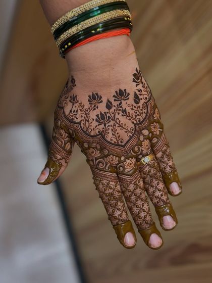 Another angle of the lotus motif demo. I make sure to show the design from different perspectives so students can understand the flow and placement on the hand.