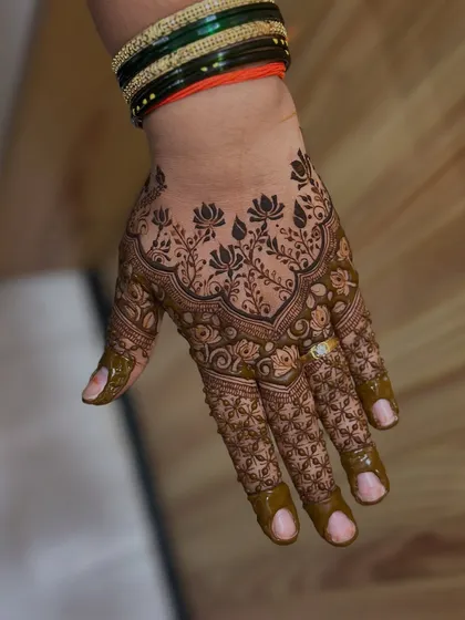 Another angle of the lotus motif demo. I make sure to show the design from different perspectives so students can understand the flow and placement on the hand.