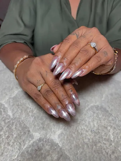 A striking silver chrome finish on long, almond-shaped extensions. This look is futuristic and incredibly glamorous.