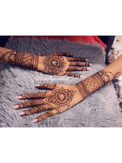 A classic mandala design on the back of the hands. This is a timeless and elegant choice for any wedding guest.