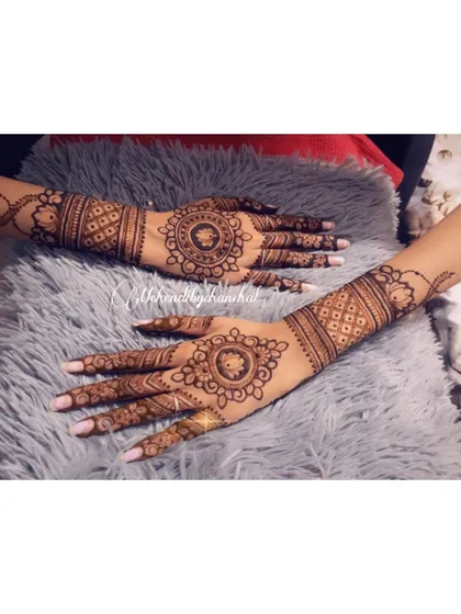 A classic mandala design on both hands, a timeless and elegant choice for any festival.