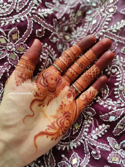 A simple finger design can have a stunning impact with a great stain. The deep colour makes the minimalist pattern pop.