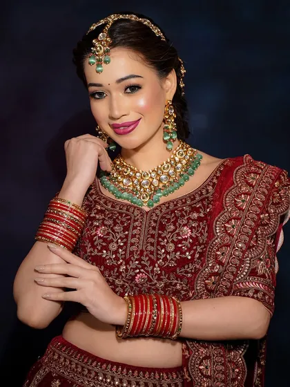 A stunning bridal look in a rich maroon velvet lehenga. In my pro courses, you will learn to create complete, cohesive looks that complement the outfit, jewelry, and occasion.