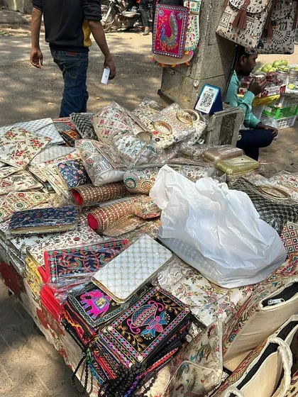 A little behind the scenes look at me hunting for unique embroidered bags in a Delhi street market. I search these hidden spots to find beautiful items at a much better harga than in big shops.
