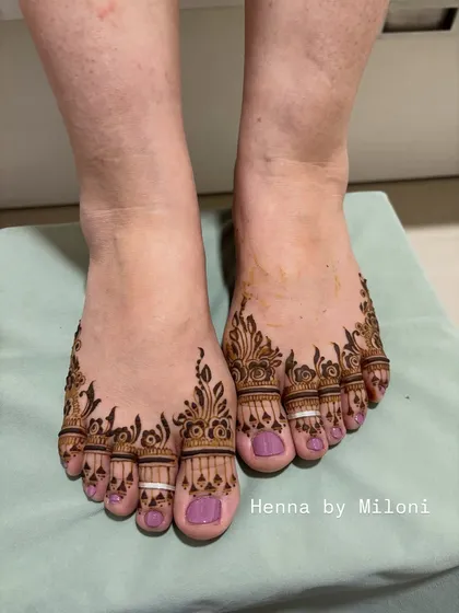 A very minimal and elegant design focusing on the toes, with a small pattern extending up the foot.