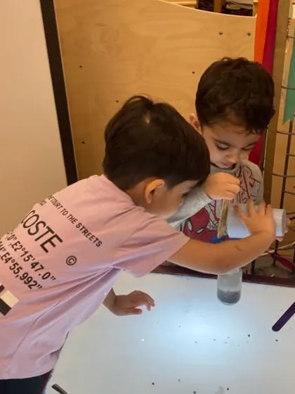 A simple science experiment with Eno and water captivates a group of young learners. They observe, predict, and collaborate, using language to describe the "bubbly" reaction. This is child-led scientific inquiry at its best.