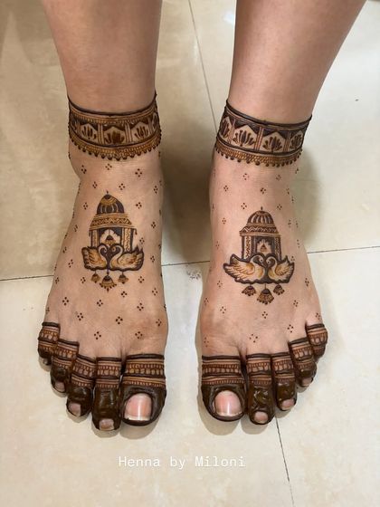 A minimalist and charming foot design featuring swans in a 'doli' or palanquin. This is a unique and sweet design, perfect for a bride or for a festival.