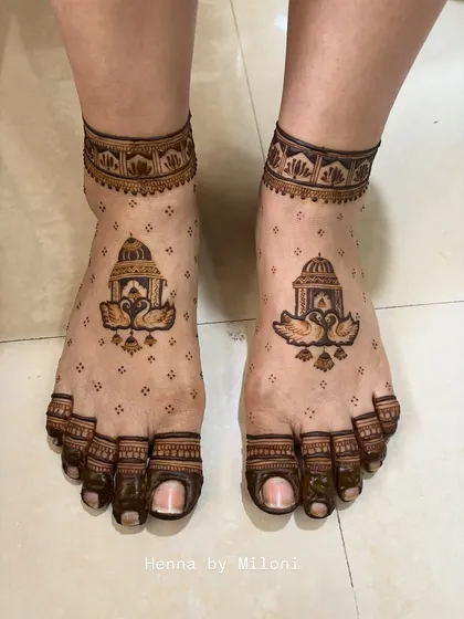A cute and minimal design with swans in a jharokha, perfect for a simple and elegant look.
