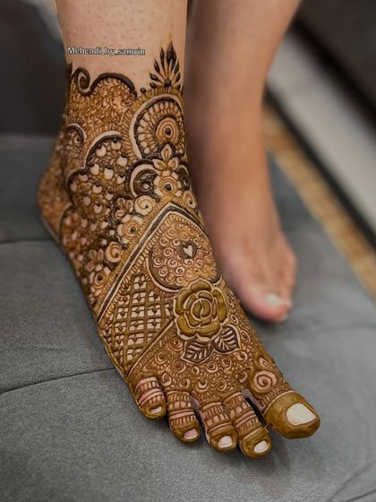 An identical shot showing the perfect execution of this detailed feet design.