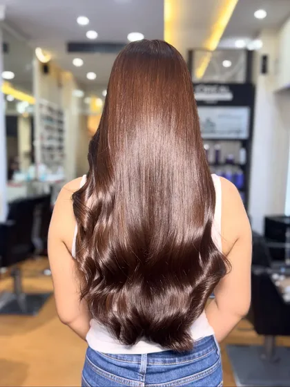 The back view of this chocolate global color shows off its incredible shine and health. This is a classic, sophisticated vibe that never goes out of style.