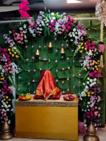 This design is a beautiful fusion of traditional and modern, combining a classic banana leaf wall with a colorful mixed-flower arch.