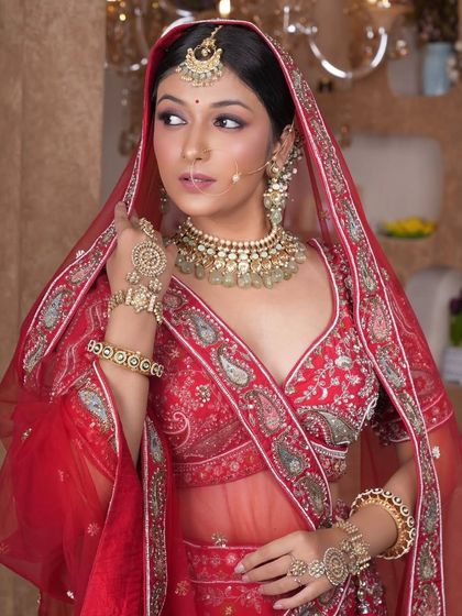 A complete bridal look featuring a heavy, gold-plated Kundan necklace, haath phool, and maang tikka, all available for rent.