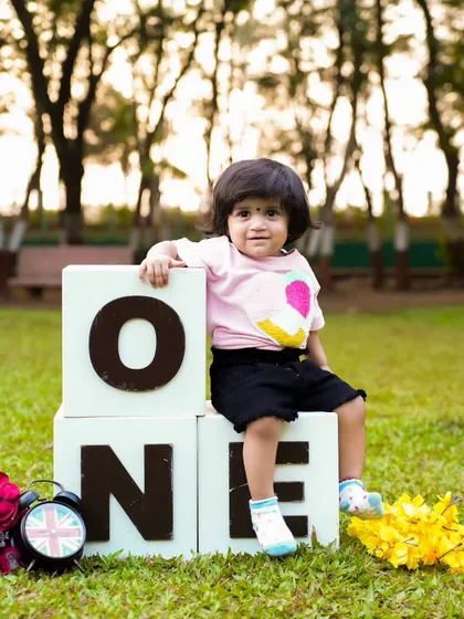 A simple and sweet outdoor first birthday portrait. Using large 'ONE' blocks, we can create a beautiful memory in a natural park setting.
