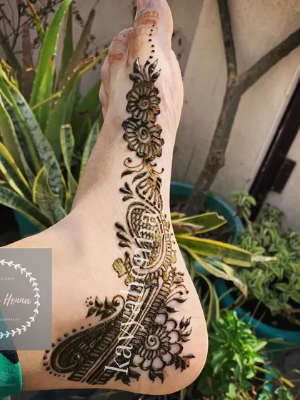 An elegant single-strand floral bail design for the foot. This style is perfect for a subtle yet beautiful henna accent, featuring delicate flowers and paisley motifs.