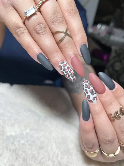 A bold and edgy look with a matte finish. This set features a mix of dark grey, dusty rose, and leopard print accent nails.