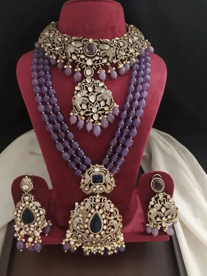 A stunning Victorian set in a deep royal blue. This layered set is perfect for a regal look, featuring intricate metalwork and beautiful blue beads.