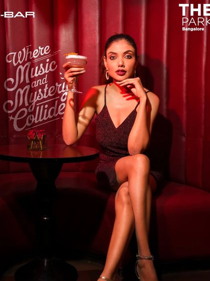 i-Bar is where music and mystery collide. A guest enjoys a craft cocktail in the vibrant, energetic atmosphere of our nightclub.