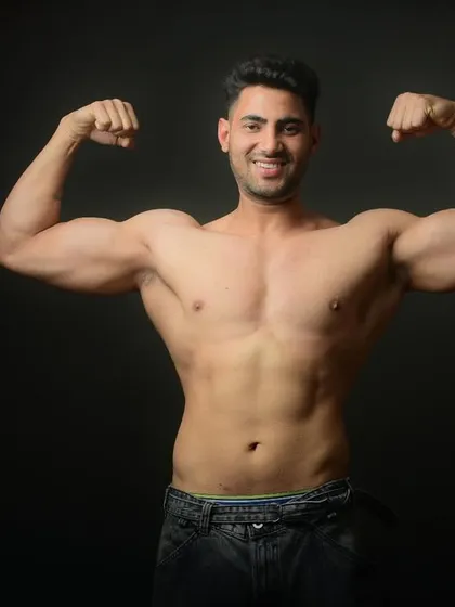 A fitness portrait should be about power and dedication. In this studio session, I used dramatic lighting to sculpt the physique and capture the confidence that comes from discipline and hard work.