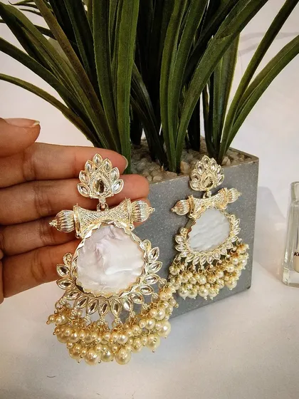 A close-up of the gold contemporary drop earrings, showcasing the quality of the stonework and pearl clusters. in bio✨ #earrings #eidspecial#eidmubarak#fashionjewellery #fashionearrings #jewellery #jewels #jewelery #mirayajewellerycollection