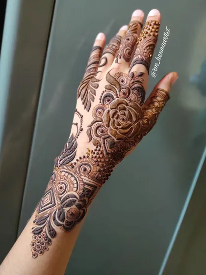 Eid Mubarak! A festive and full back-hand design to celebrate. The central rose is surrounded by delicate leaves and geometric patterns.