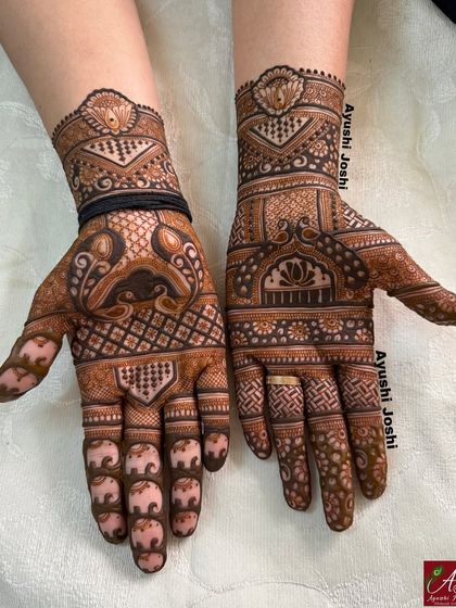 The completed two-hand design, perfect for a guest or bridesmaid who wants an intricate but not full-arm look.