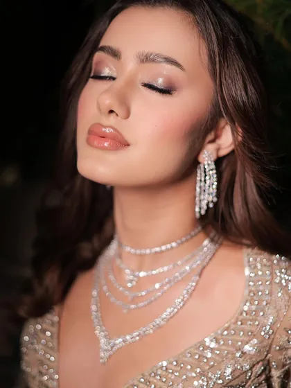 This close-up captures the essence of my minimalist glam approach. It’s all about glossy lips, shimmery yet subtle eyes, and skin that looks incredibly healthy and radiant, proving that less can truly be more.