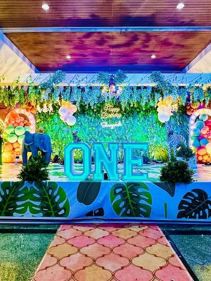 A wide shot of the full safari stage, showcasing the layered backdrops and extensive greenery.