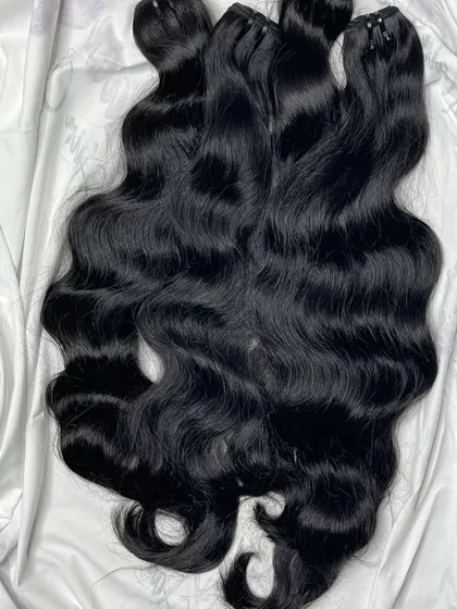 The foundation of any luxury service is the quality of the materials. I work exclusively with 100% human hair, and in my training, I teach you how to identify, handle, and style premium hair like these natural wavy wefts.
