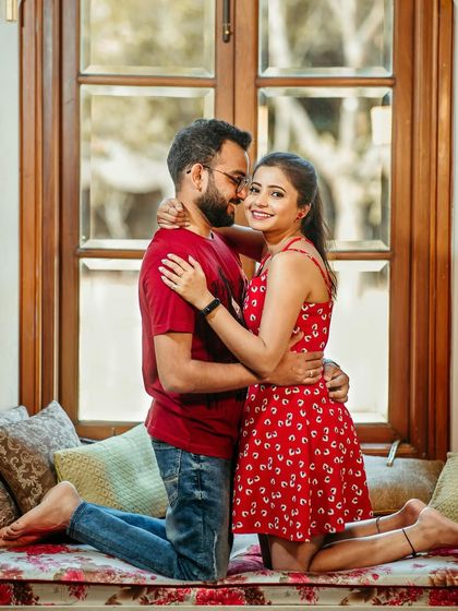 A casual and cute pre-wedding look. The makeup is minimal and natural, perfect for capturing authentic, relaxed moments.