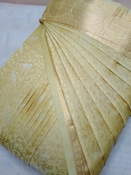 This cream-colored saree with a gold border is a picture of elegance. The pre-set pleats ensure it drapes perfectly every time.