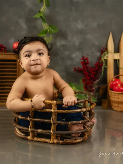 A sweet, direct-to-camera smile. This sitter session portrait is simple, classic, and full of charm.