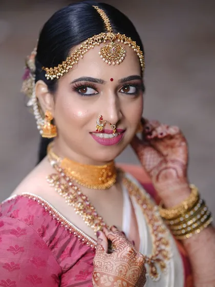 So natural and so real. This look for an Iyengar bride is all about enhancing her features, not changing them.
