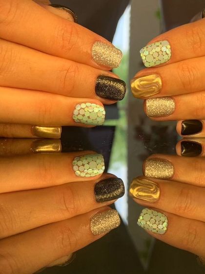 A full view of the playful and multi-textured short nail manicure.