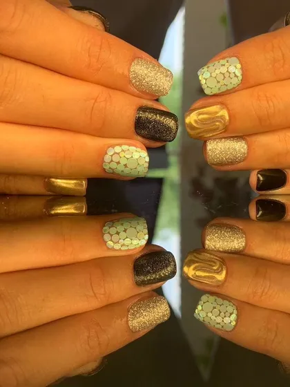 A full view of the playful and multi-textured short nail manicure.