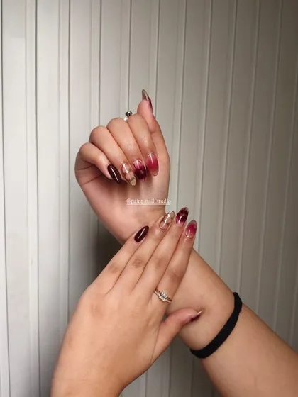 A moody and artistic set perfect for August. This design features a deep red and gold marble effect, giving it a rich and luxurious feel.