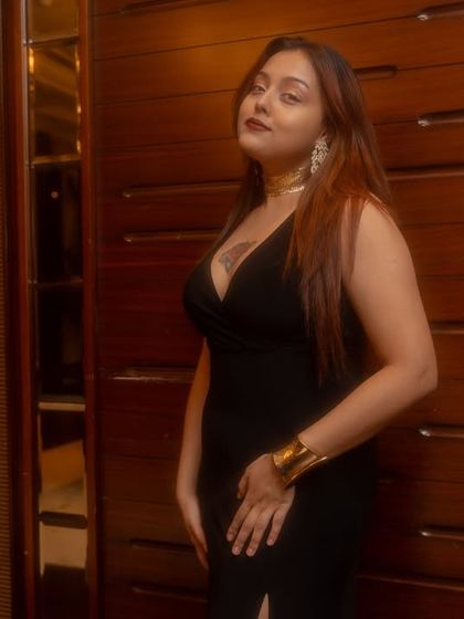 A solo shot from a recent photoshoot. I love the classic, smooth vibe of this picture.