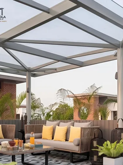 For this rooftop lounge, we designed a custom cantilevered pergola with a lightweight frame. The structure provides essential shade for the seating area, transforming an exposed terrace into a stylish and functional space for relaxation.