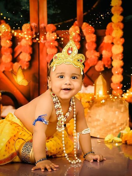 "Jai Kanhaiya Lal Ki!" A crawling little Krishna with a mischievous smile. This Janmashtami setup is full of warmth, light, and traditional charm.