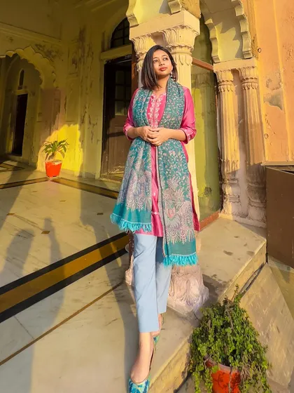 The full look, showing how the printed juttis tie in with the colors of the shawl. It's all about creating a cohesive and thoughtful outfit.