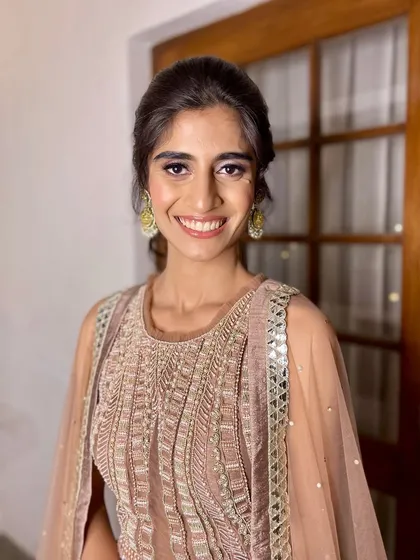 A soft, glowing makeup look is perfect for any festive occasion. This look features dewy skin, a hint of blush pink eyeshadow, and a complementary nude lip. You can learn the techniques to achieve this radiant and polished style in my personal grooming sessions.