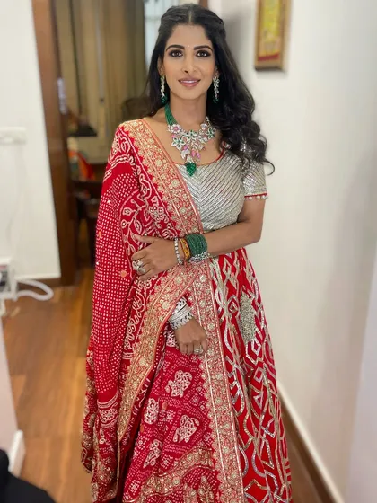 For this beautiful client attending a Bhajan Sandhya, I created a soft and warm sunset eye look. It perfectly complements her traditional red lehenga, creating a radiant and festive glow.
