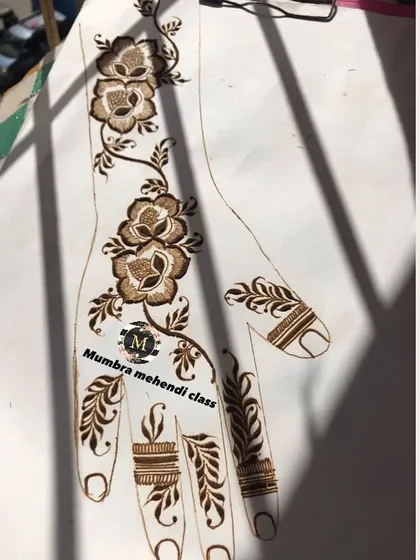 The final Dubai floral design on the practice sheet. It's ready to be applied to a real hand now.