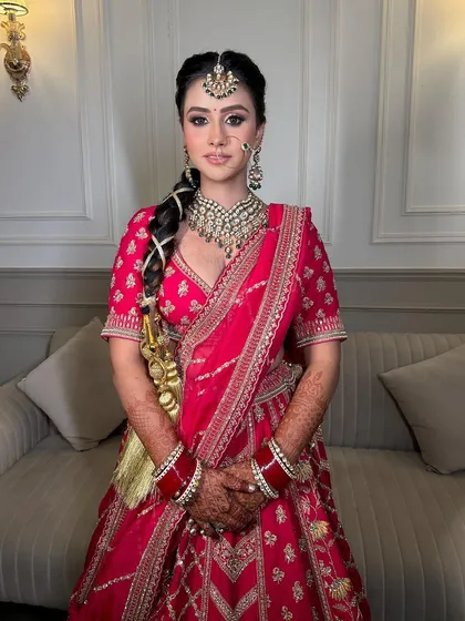 The perfect portrait of a modern Sikh bride. The jewellery is traditional yet feels fresh and stylish, perfect for today's weddings.