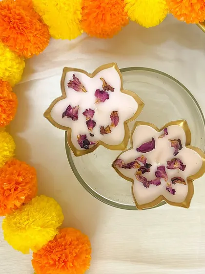 These small, star-shaped urli candles are adorned with dried rose petals. They are perfect for floating in water or arranging in a group for a beautiful effect.