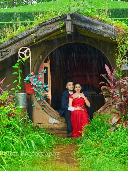 For a touch of fantasy, we offer this unique hobbit-house set nestled in lush greenery, complete with our artificial rain effect for a magical, storybook feel.