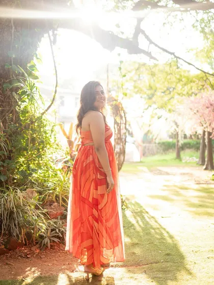 Capturing the golden hour light during a pre-wedding shoot. For this look, I created very soft makeup and gentle curls to give a warm, romantic, and sun-kissed effect.