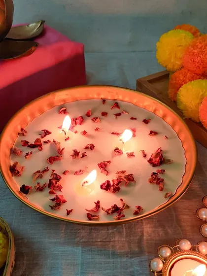This multi-wick candle bowl, filled with soy wax and sprinkled with real rose petals, creates a luxurious and aromatic experience. It's designed for long celebrations, burning for over 30 hours.