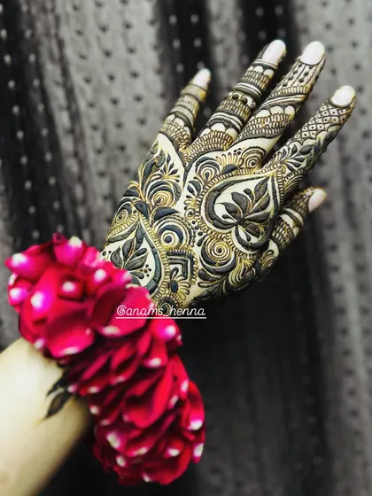 I love creating elegant Gulf-style henna. This design features bold, shaded floral and leaf motifs with clean lines, creating a striking contrast on the hand. It’s perfect for sangeets, Eid, or even as a modern bridal choice.