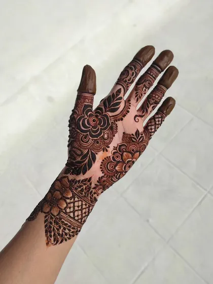 The finished design, with full finger details and a beautiful cuff. This step-by-step process shows how a complex design is built from simple shapes.