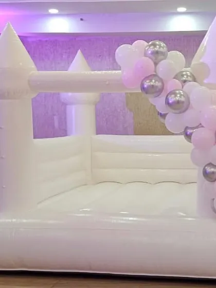 For a clean and modern look, we offer this all-white bouncy castle. It serves as a blank canvas that can be customized with balloon garlands to match any party's color scheme.